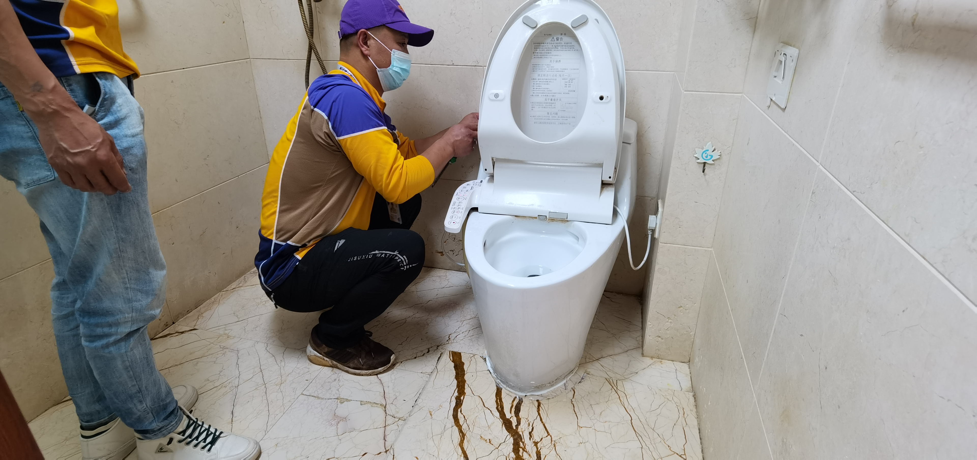 衛(wèi)生間隔壁墻面出現(xiàn)滲水該如何處理？